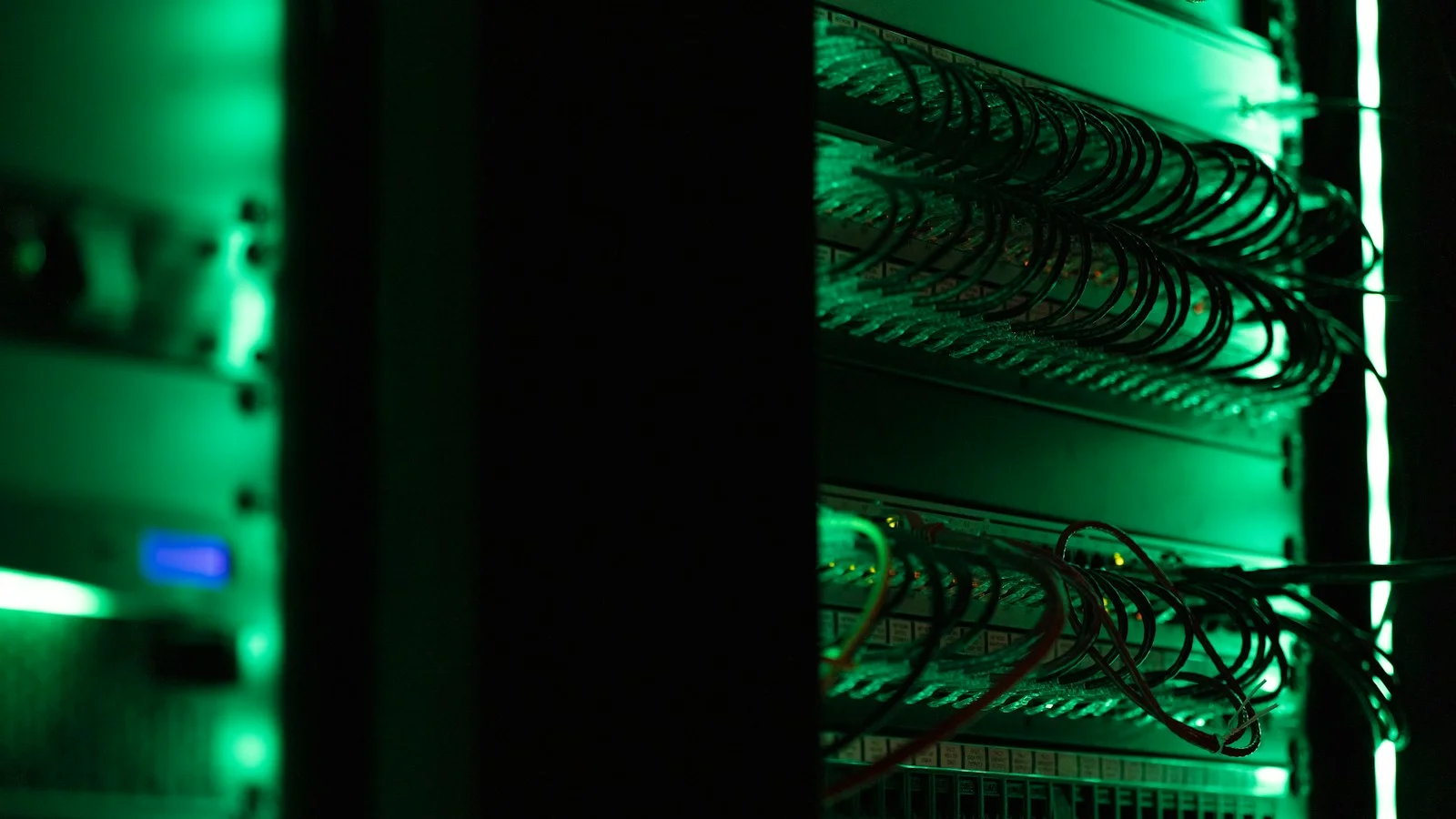 Deretan peralatan server di ruang data center