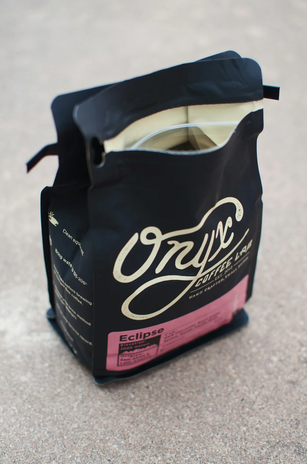 Kemasan kopi Onyx dengan identitas visual yang konsisten