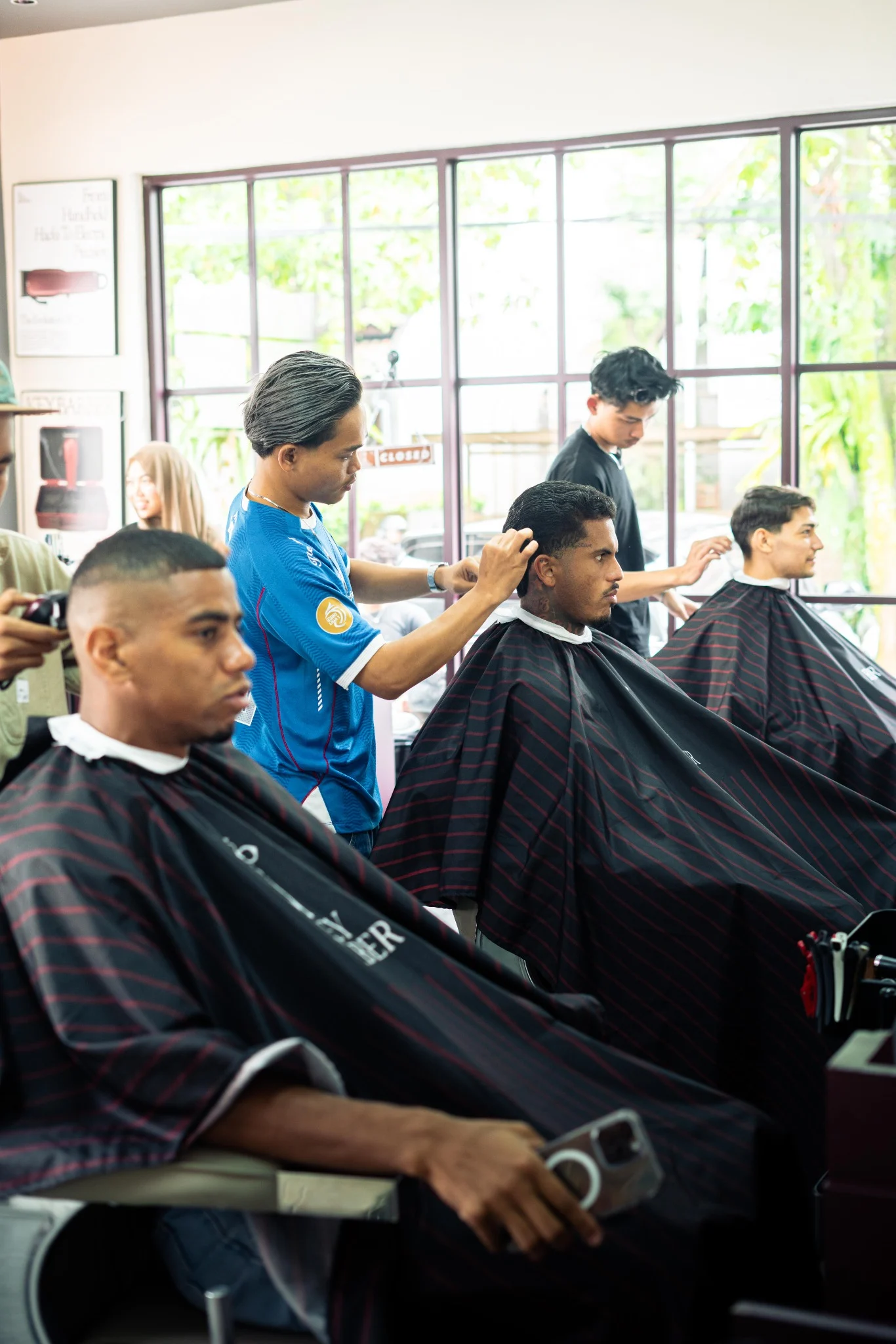 Suasana layanan di KeyBarber Cihapit