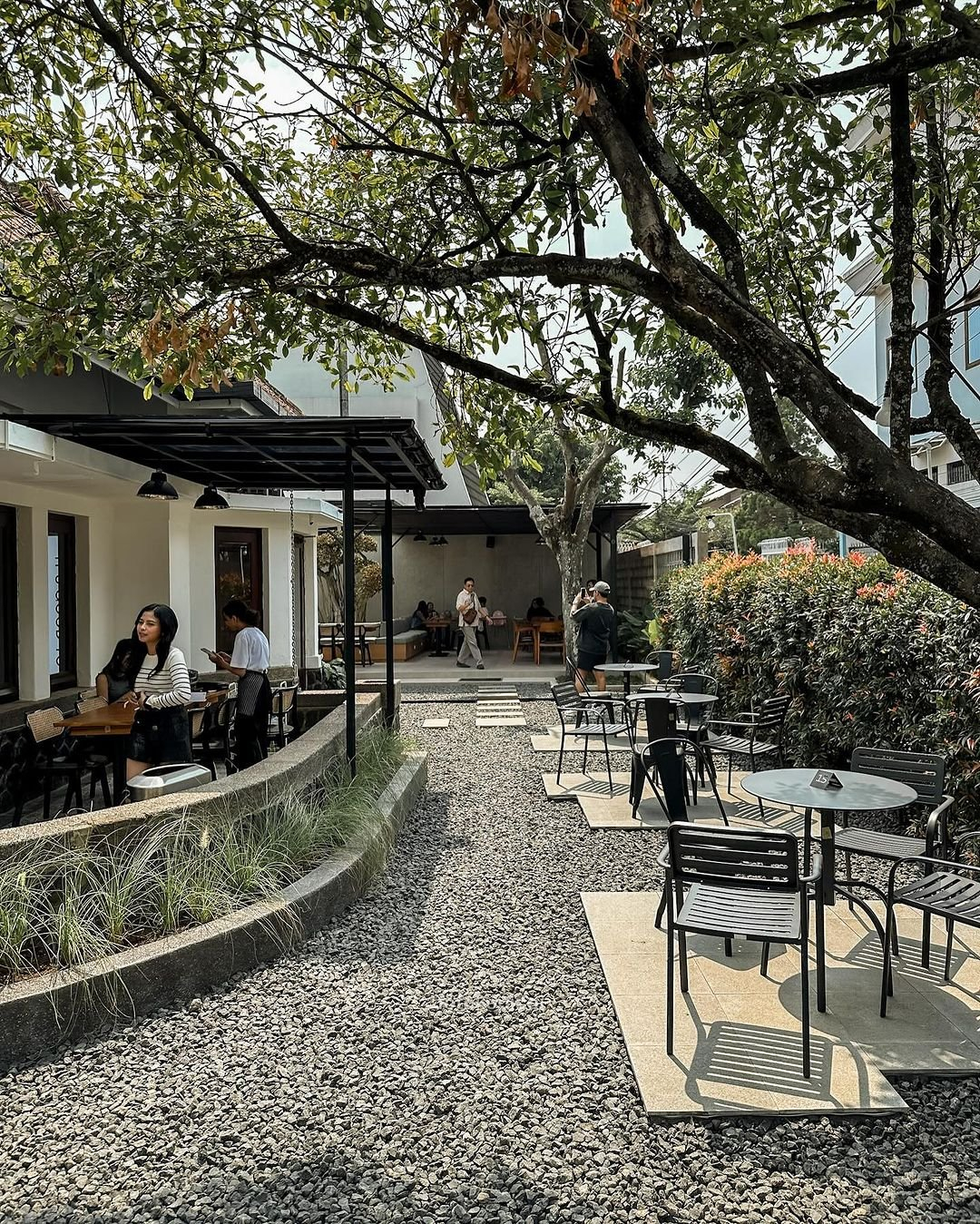 Ruang Paragraph Coffee & Eatery di Cihapit