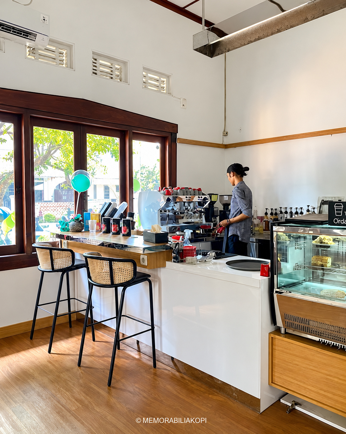 Barista Paragraph sedang menyeduh kopi dengan dripper