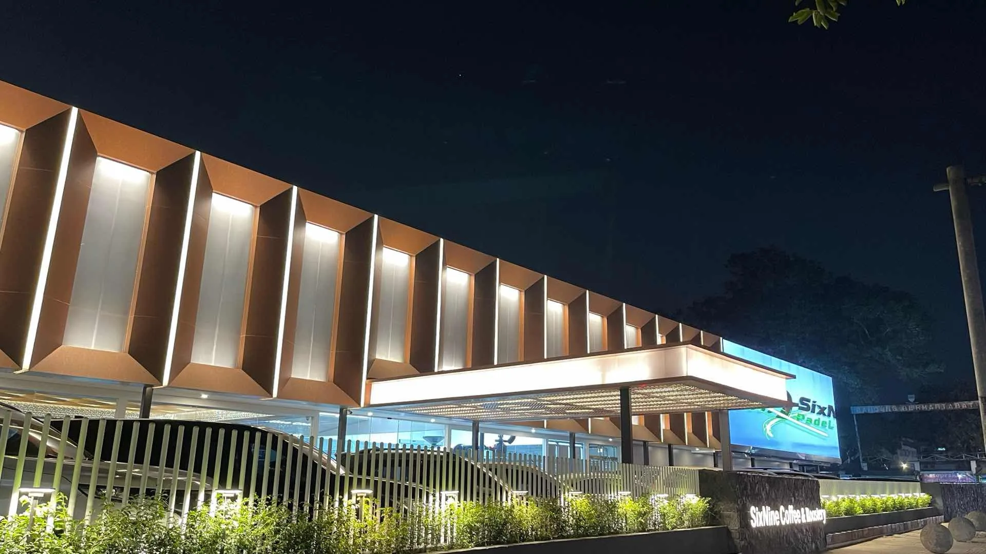 Six Nine Bandung pada malam hari
