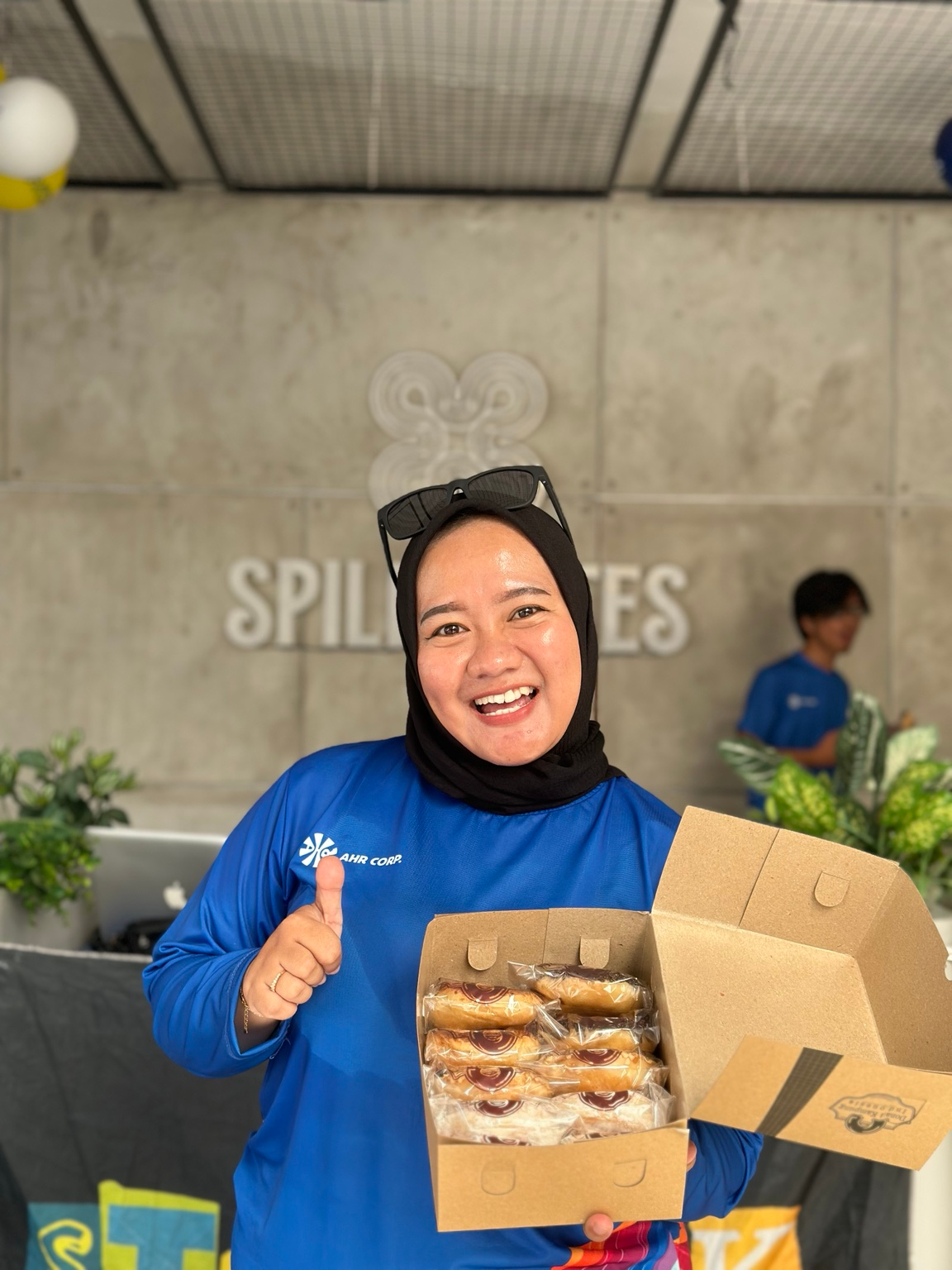 Peserta membawa produk Dompung