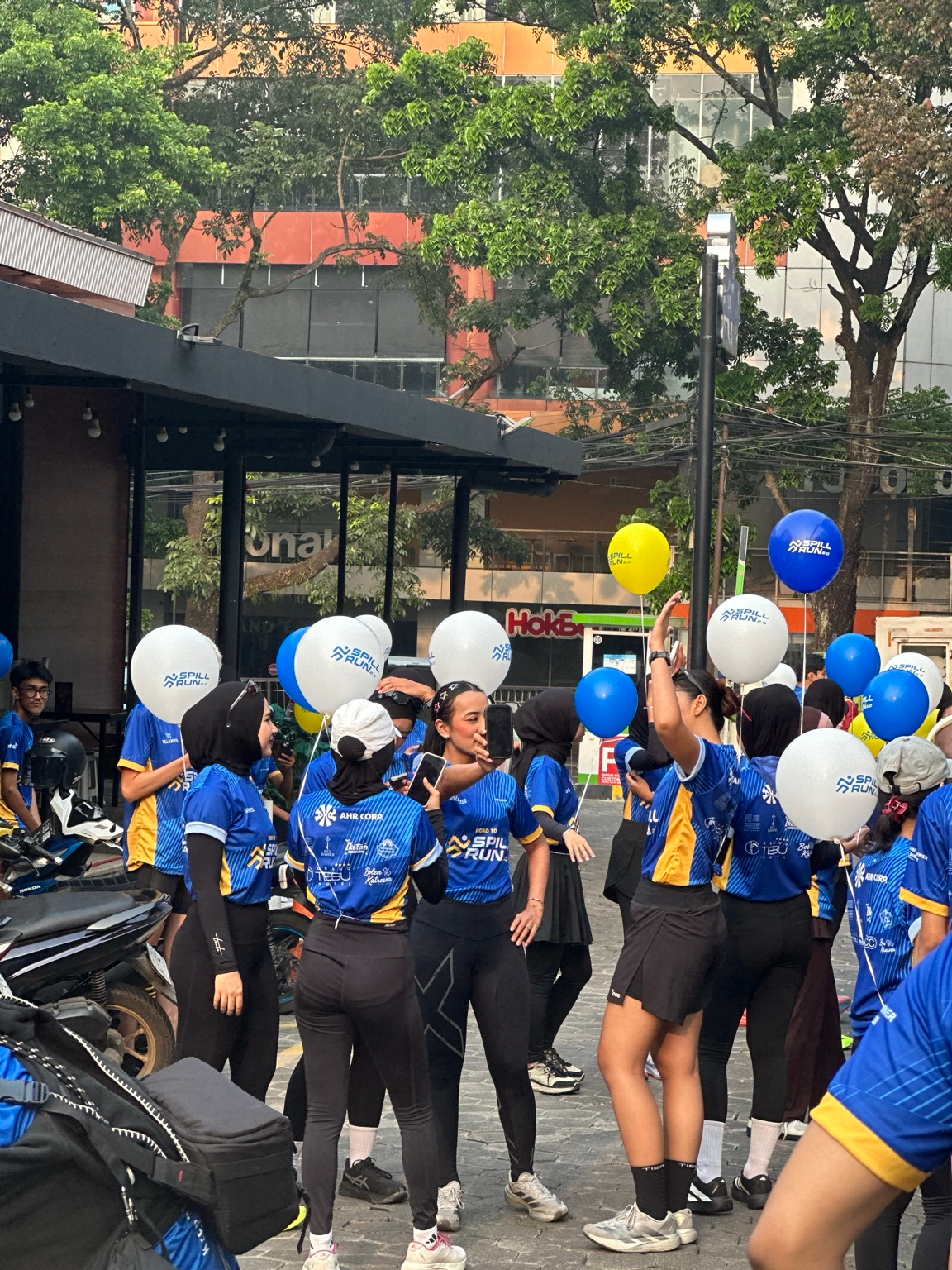 Peserta berkumpul dengan balon