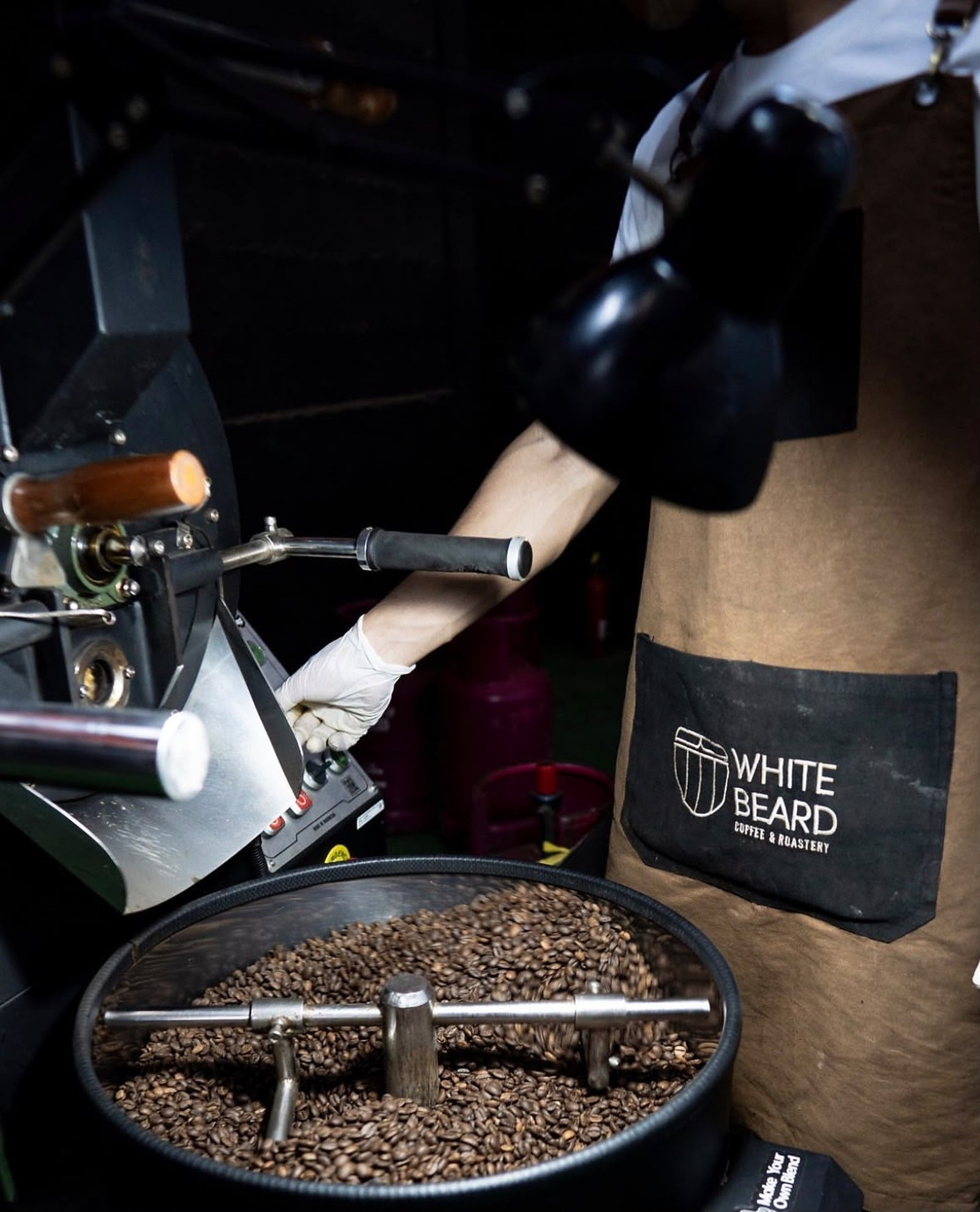 Roaster White Beard bekerja di depan mesin roasting